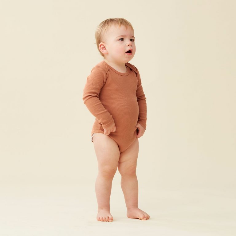 Ergo Pouch Long Sleeves Bodysuit 0.2 TOG - Chestnut